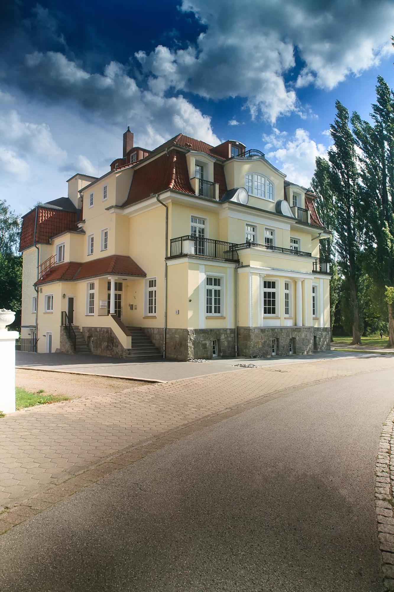 Hotel Dirks Am Schloss Bad Pyrmont Exterior foto